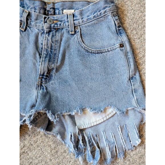 Vtg Levis 565 Cut Off Jean Shorts Student Women 28 Distressed Light Denim 90s - Picture 7 of 12